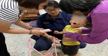 「抱緊」處理!童走赤腳走失 女警溫柔安慰協尋家人