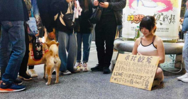 找到乾爹了!「西門町爆乳妹」真實身分曝光 親吐舉牌動機:不要懷疑