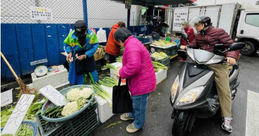 果菜市場開市吸引人潮群聚 民眾憂爆發群聚感染 北農：防疫絕不鬆懈。（圖／吳康瑋攝）