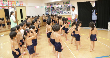 日「裸體幼稚園」脫光光引側目 網友:老師怎不一起脫?