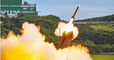 愛國者系統是由美國雷神公司研發，主要用於攔截來襲戰機、巡弋導彈及戰術導彈。圖為愛國者二型（PAC-2）發射情形。（圖／報系資料照）
