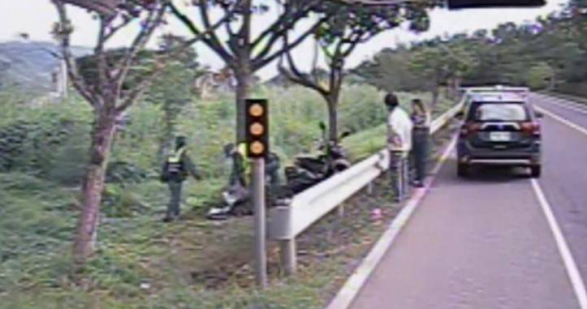 陳婦騎車自撞路樹身亡，警方在現場尋獲轎車後照鏡，才發現是與超車轎車碰撞所致。（圖／翻攝畫面）