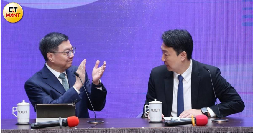 交通部長陳世凱（右）喊出將向閣揆卓榮泰（左）爭取台鐵大慶站到烏日站高架化計畫加速實踐。（圖／趙世勳攝）