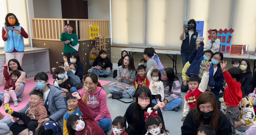 邀請來自日、越、印尼、馬來西亞、大陸等講師，分享來自世界各國的新年習俗、猜謎語互動小遊戲，吸引在場小朋友踴躍參與搶答。。（圖／翻攝畫面）