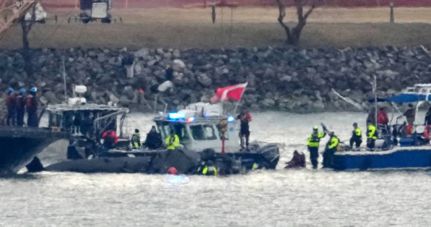 帶有起重機的海岸警衛隊船隻在波托馬克河上打撈黑鷹直升機殘骸。（圖／達志／美聯社）