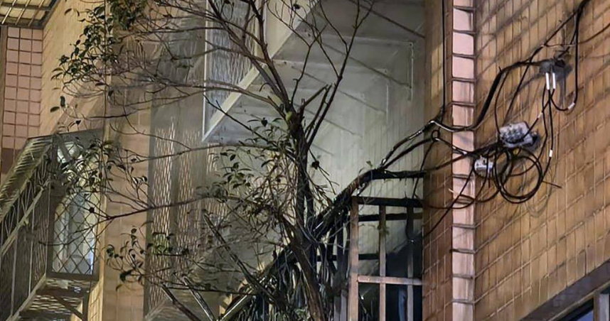 陽台突燃大火26人緊急疏散包含嬰兒。（ 圖／翻攝畫面）