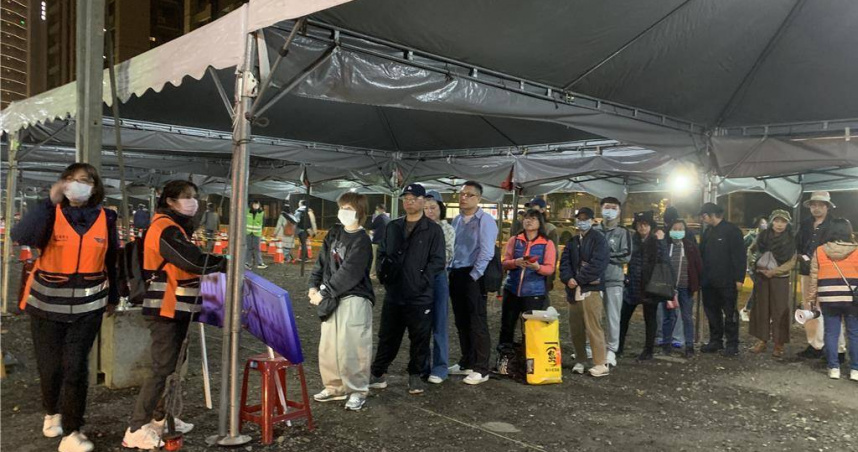 台灣燈會今晚賞燈人潮爆棚，交通部公路局緊急聯繫3家客運業者協助疏運。（圖／公路局提供／中國時報蔡明亘台北傳真）