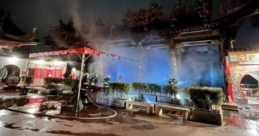 北市內湖區碧山巖開漳聖王廟14日發生火災，供品桌、廟柱全被燒毀，起火原因仍待警消進一步釐清。（圖／翻攝畫面）