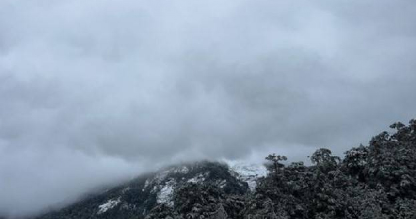 奇萊東稜17日有1名58歲山友OHCA，但天將大雪阻礙消防員的救援行動。（圖／翻攝畫面）