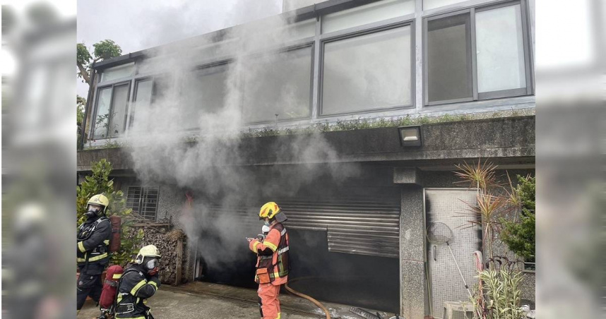 淡水獨棟民宅傳火警，疑出庫內停放轎車起火釀禍。（圖/翻攝畫面）