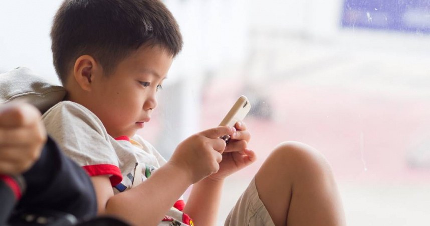 逾6成國中生天天打電動，兒盟示警：每天超過2小時恐傷身。（示意圖：shutterstock／達志）