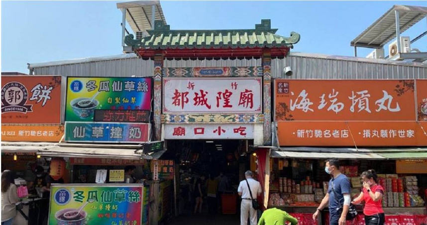 近期因魷魚產量大減，由於成本大漲，新竹都城隍廟部分小吃店家暫停供應魷魚，業者雖有張貼公告，但部分消費者未留意而產生誤解。（本報資料照片／陳育賢攝）