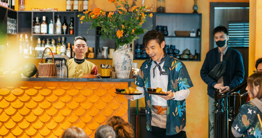 包偉銘擔任店長被操翻。（圖／好看娛樂提供）