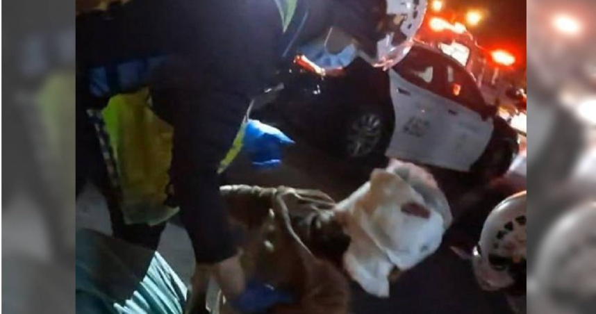 苗栗1名男子突失控欲衝至馬路，其雙親見狀攔阻卻被他持石頭猛毆，造成2人受傷送醫。（圖／翻攝畫面）