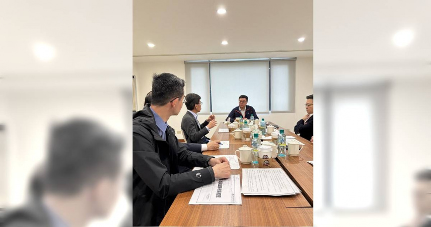 行政院長卓榮泰今上午在官邸與金管會等單位持續舉行相關會議,針對國內股市波動進行推演討論。(行政院提供)