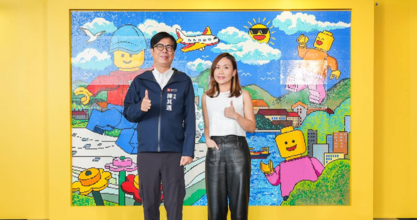 2025高雄兒童藝術節「樂高雄」，高雄市長陳其邁（左1）與樂高台灣區總經理（右1）出席開幕，廣邀民眾連假期間到高雄衛武營國家藝術文化中心南廣場樂一波（圖／樂高提供）