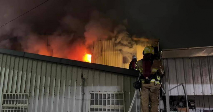 台東市強國街一處鐵皮屋昨晚發生火警，一名男租客傷重不治。（圖／翻攝畫面）