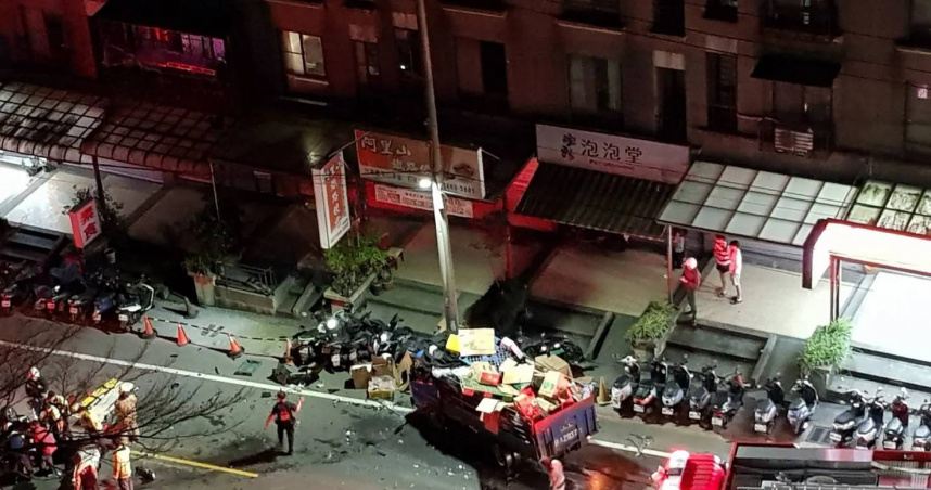 基隆凌晨傳巨響！3車追撞翻覆釀嚴重車禍　1人命危送醫搶救