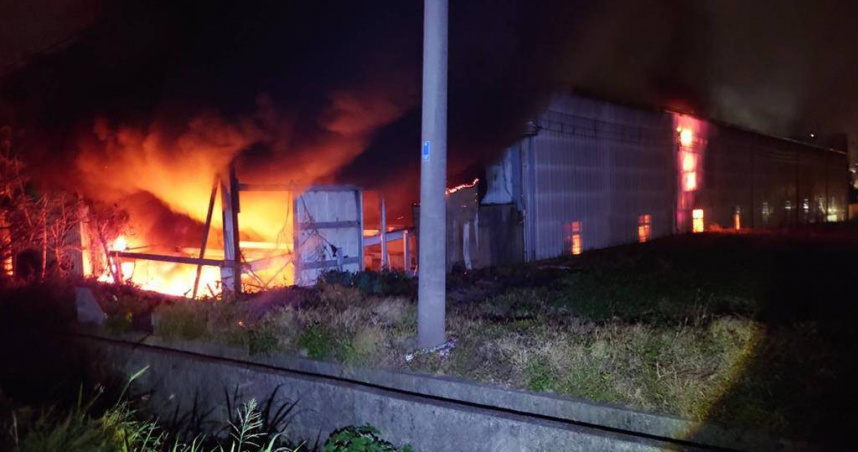 台中大雅區永和路一處工廠昨日晚間發生火災。（圖／翻攝畫面）