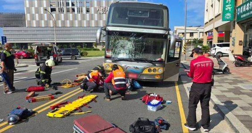 澎湖機車與遊覽車碰撞，造成騎士捲入車底雙腳遭壓，警消迅速破壞車體救出送醫。（圖／翻攝畫面）