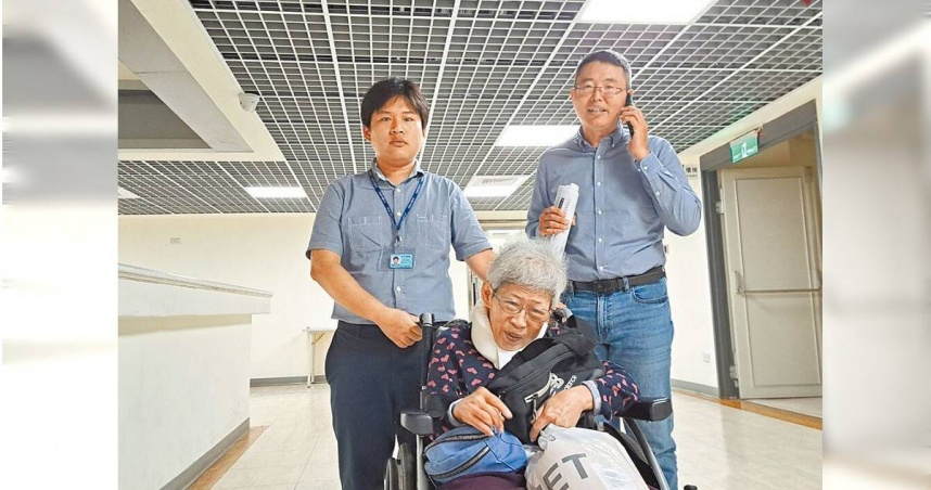 民眾（左）24日向議員徐立信（右）陳情。（温予菱攝）