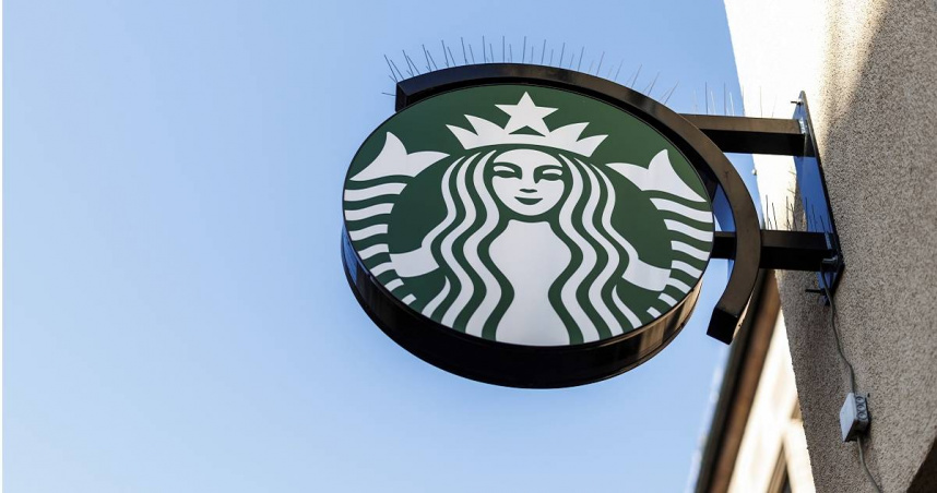 連鎖咖啡龍頭星巴克（Starbucks）近日遭一名國外網紅踢爆，指大、小杯咖啡「容量一樣多」，不過其實這只是一場惡搞。（圖／達志／美聯社）