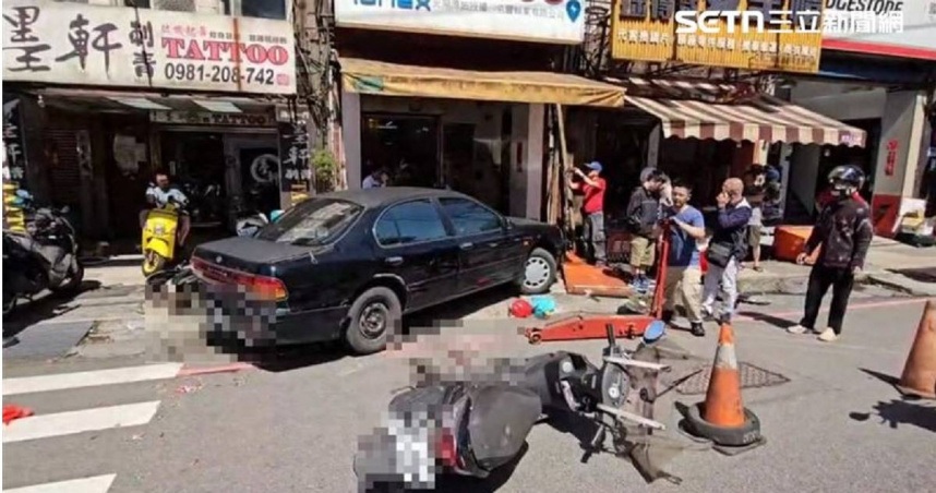 基隆市仁愛區南榮路發生車禍事故，一輛自小客車今（29日）下午突失控暴衝，撞倒4台機車，導致78歲游姓男騎士及62歲林姓女乘客受傷，2人被緊急送往醫院救治。（圖／翻攝畫面）