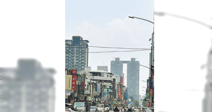 受高壓迴流影響，中部地區霧霾再現，台中市民4月30日出門發現能見度差，天空如蒙上一層藍霧。（圖／中國時報馮惠宜攝）