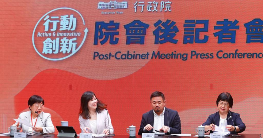 行政院院會後記者會1日於新聞中心舉行，由發言人李慧芝（左二）主持，勞動部長洪申翰（右二）、財政部次長李慶華（左一）、教育部青年發展署署長陳雪玉（右一）出席。（圖／中國時報鄧博仁攝）