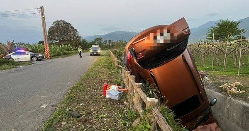 台東駕駛拒檢逃逸失控自撞水溝頭部重傷。（圖／翻攝畫面）