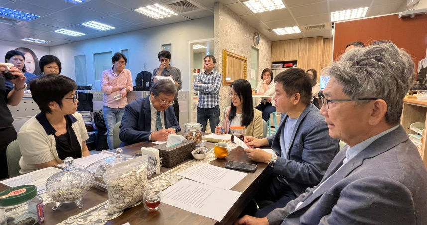 立委陳瑩、莊瑞雄與王正旭8日共同與衛福部長邱泰源開會，協調綠島衛生所醫師人力不足的問題。（圖／陳瑩辦公室提供）