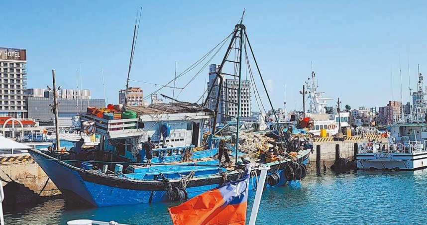 澎湖12日查獲首起越南籍漁船越界捕撈，13日凌晨3時許將人船押返碼頭留置調查。（圖／許逸民攝）