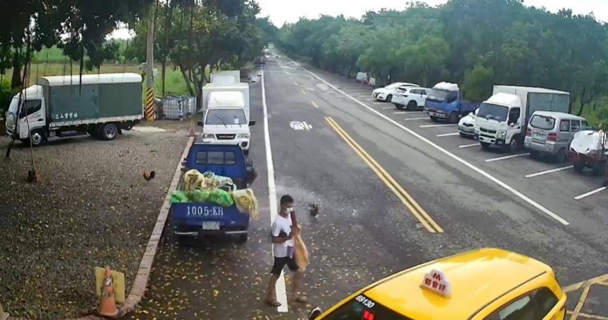 行竊男子把鯊魚劍用牛皮紙包起來，坐計程車離去。(圖／讀者提供)