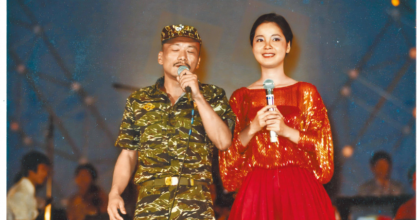 鄧麗君（右）過往經常為中華民國國軍進行勞軍演出，被稱為軍中情人。（示意圖／報系資料照）