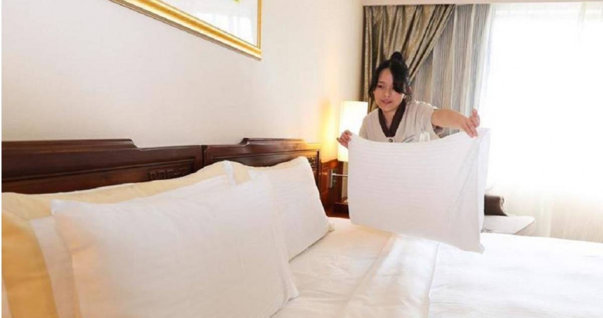 近日因缺工而欲開放移工的住宿業房務人員薪資，2024年月薪為3萬941元。（圖／翻攝畫面）