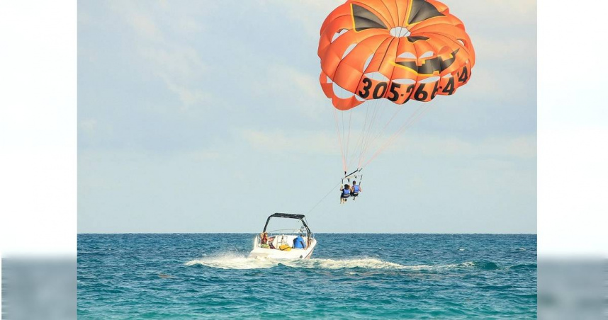 1名19歲的少女進行拖曳傘（parasailing）活動時墜海，不幸身亡。（示意圖／Pixabay）