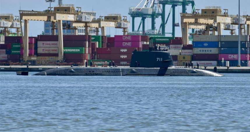 國造潛艦原型艦「海鯤號」今（14）日下午在高雄港內首次以自主動力進行浮航測試，成功駛離台船92號碼頭。（圖／摘自臉書粉專IDF經國號）