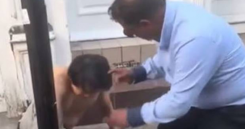 男子挑戰號稱「世界上最辣的咖哩」，然而他僅吃了一口便幾乎當場暈倒，隨即衝出餐廳，而後光著身子癱坐在路上。（圖／翻攝自X）