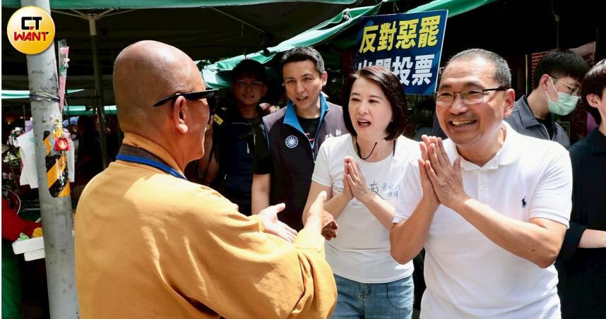 新北市長侯友宜與國民黨立委王鴻薇參拜台北市文昌宮，並在市場掃街向選民懇託。（圖／黃耀徵攝）