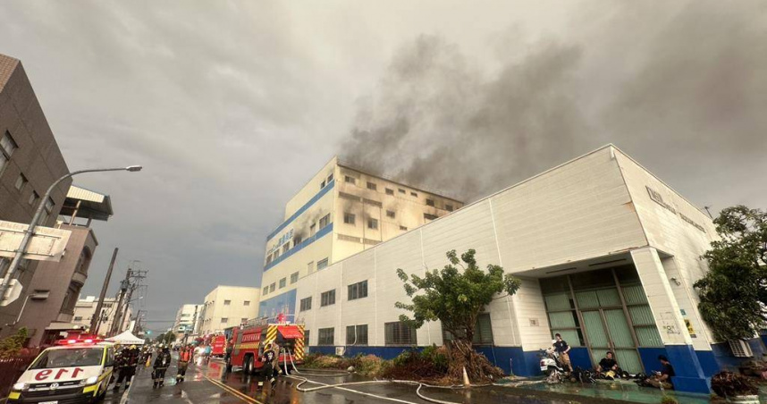 消防人員著全套裝備在廠房外待命，顯示化學品火災高風險。（圖／報系資料照）