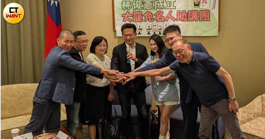 立委林俊憲1日舉行「八方支援挺ALL罷」記者會，宣布集結八名知名媒體人及罷團成員，成立全台巡迴助講團。（圖／甯其遠攝）