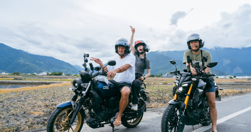 李銘順（左）、李銘忠（右）邀請白癡公主前往台東。（圖／公視提供）