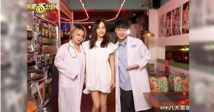 彭佳慧（中）在「Dr.愛玲啊的愛情診療室」與好友戴愛玲（左）、小賴（右）暢聊感情觀。（圖／八大提供）