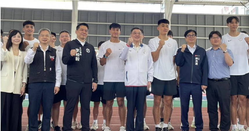 行政院長卓榮泰4日南下高雄左營國家運動訓練中心訪視世大運代表隊備戰狀況。（圖／洪浩軒攝）