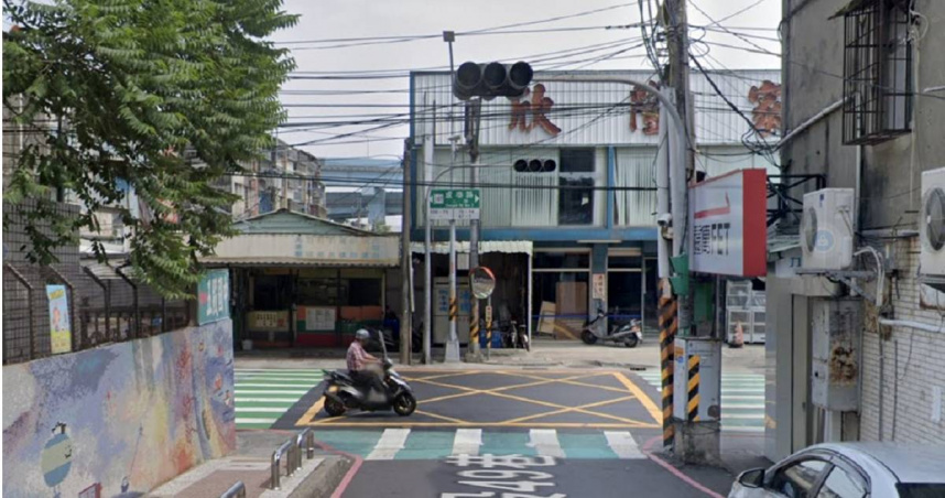 網友指出五股區成泰路、工商路一帶的紅綠燈「嚴重不連貫」，1.4公里路程竟連續遭遇4次紅燈，其中3次停在五股國小前方。（圖／Google Maps