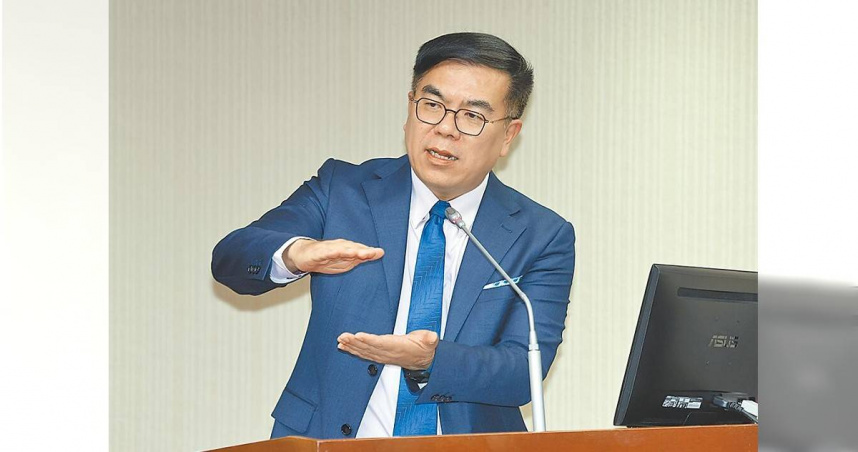 針對外界關心嘉義光電板災損汙染環境問題，環境部長彭啓明16日表示，經檢測，當地水質重金屬含量均符合標準，其中有一半零檢出。（姚志平攝）