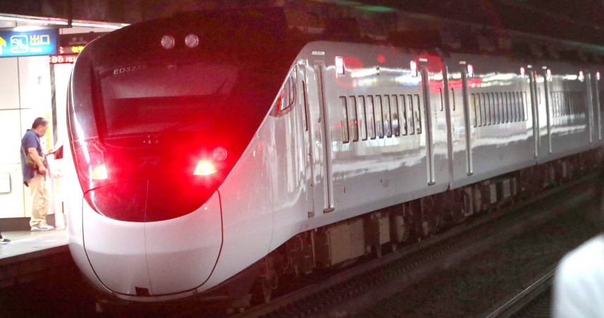 71歲老翁趕著搭火車，見列車駛離，一時心急跳上車廂外部，一路從樹林攀到板橋。（示意圖／報系資料照）