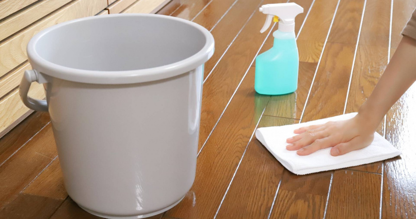 一名媳婦正在擦地板，卻被婆婆狠酸，老公隨即反嗆媽媽。（示意圖／Photo AC）