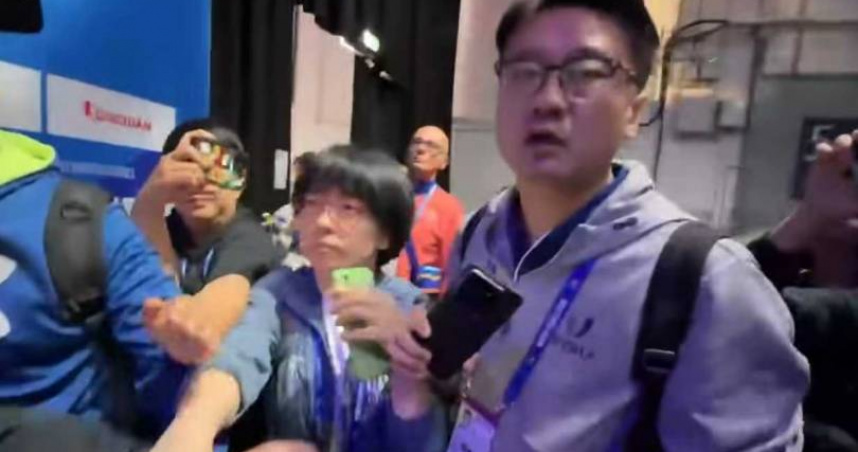 中國學生體育協會人員試圖搶賀電。（圖／翻攝自臉書＠wikisport）