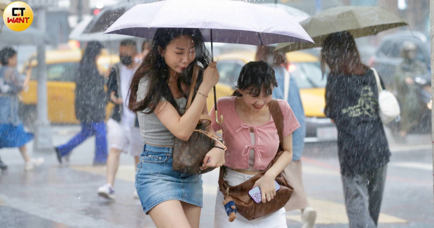 氣象署9縣市發布大雨特報。（圖／黃耀徵攝）